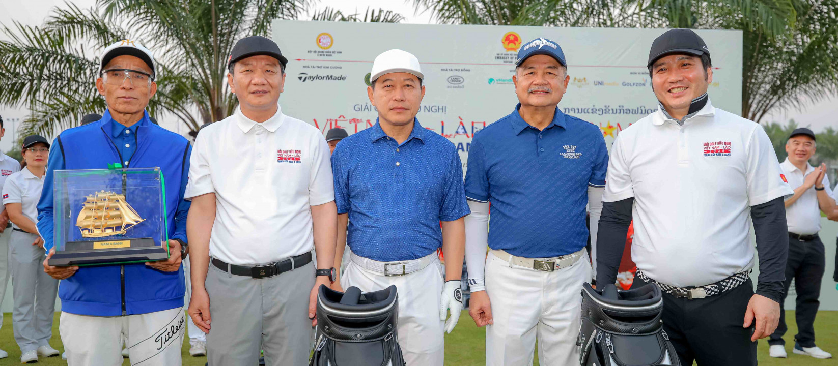 2 túi gậy đặc biệt được Nam A Bank trao tặng Phó Thủ tướng Lào tại Giải Golf Hữu Nghị Việt Nam - Lào 2025