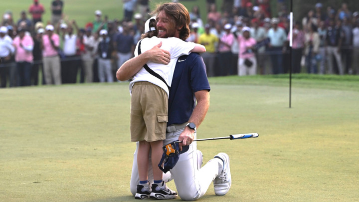 Tommy Fleetwood biến giấc mơ của con trai thành hiện thực với chiến thắng tại DP World India Championship