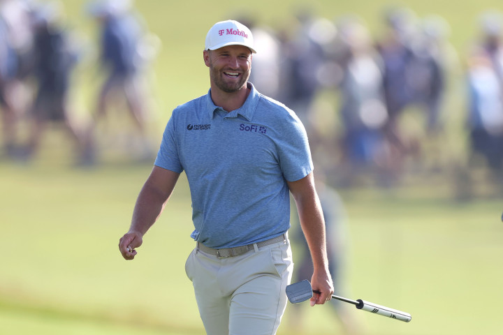 U.S. Open 2026: Wyndham Clark tận dụng thời điểm gió lặng, dẫn trước 4 gậy sau ngày thi đấu đầu tiên
