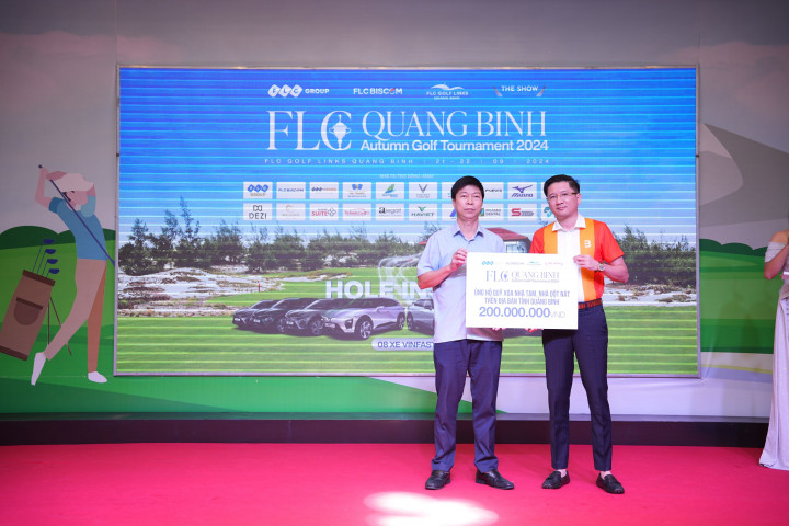 FLC Quang Binh Autumn Golf Tournament 2024 ủng hộ 200 triệu đồng cho các gia đình có hoàn cảnh đặc biệt khó khăn