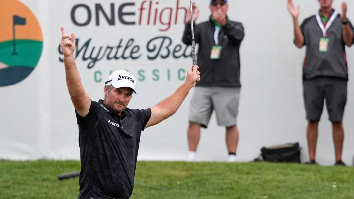 Ryan Fox chip-in ở hố play-off giải Myrtle Beach Classic để giành vé dự PGA Championship