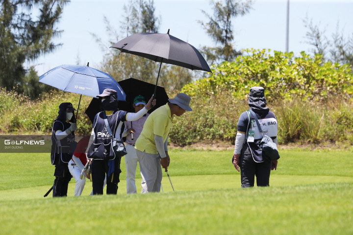Vô địch golf Trung niên Quốc gia – Tranh cúp T99: Nhiều golfer bị phạt gậy vì lỗi che ô khi putt