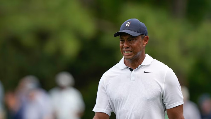 Tiger Woods thông báo vừa phẫu thuật cột sống