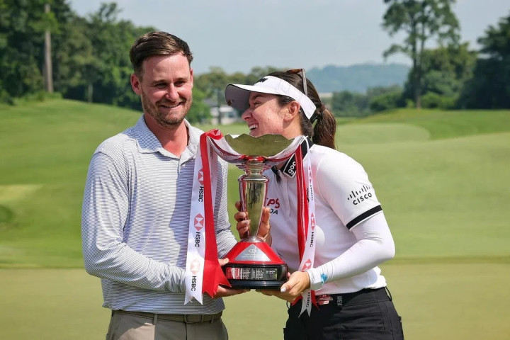 Có chồng làm caddie bất đắc dĩ, Hannah Green vô địch HSBC tại Singapore