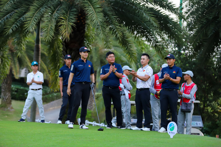 Đồng điểm 4.5 trong ngày thi đấu đầu tiên Giải golf giao lưu Hữu nghị Việt Nam - Singapore 2023