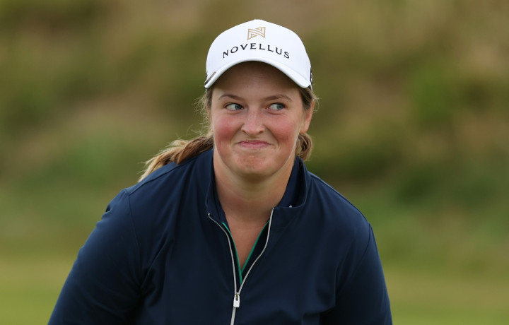 Bị xử luật bất lợi, Lottie Woad mắc triple bogey nhưng vẫn bám sát nhóm đầu tại Women's British Open 2025
