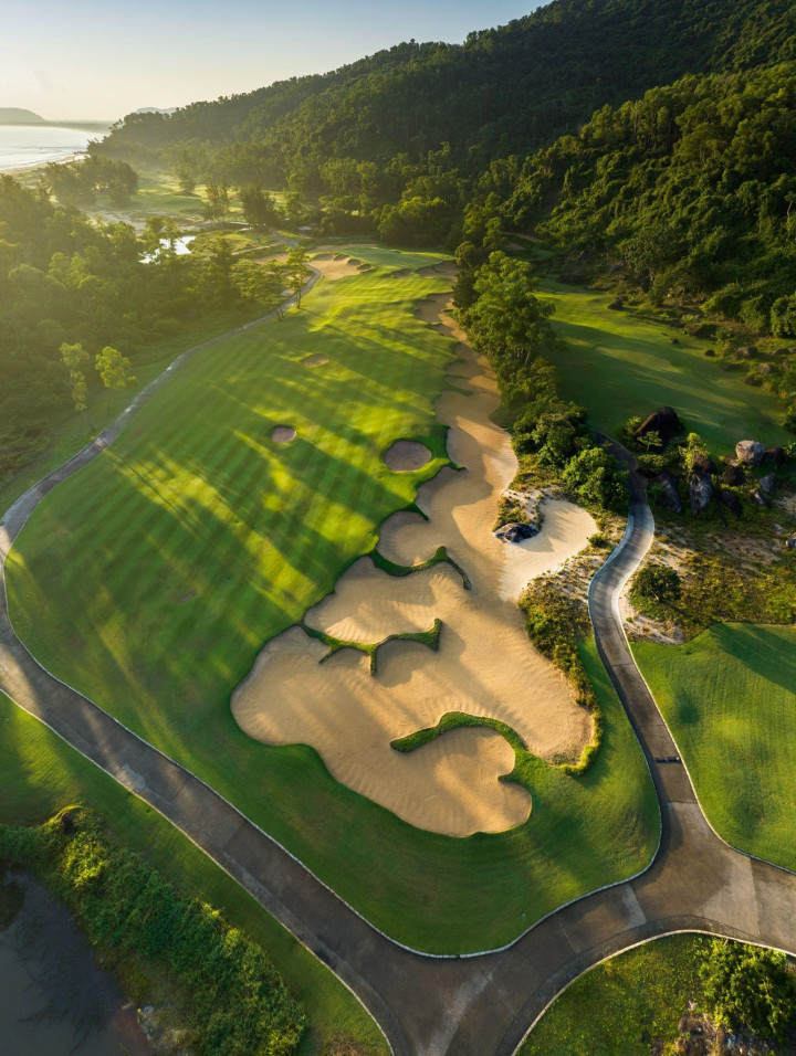 Sân golf Laguna Lăng Cô thuộc Top 100 sân đẹp nhất Châu Á Thái Bình Dương 2023.jpg (720×956)