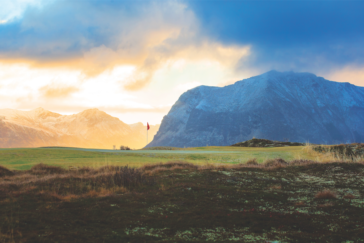 Chơi golf dưới ánh sáng cực quang ở Northern Lights