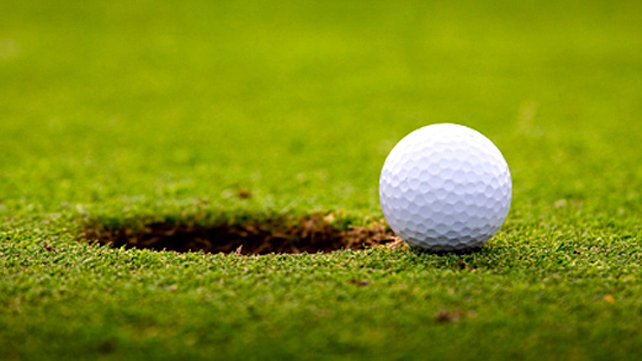 Bạn có biết lý do vì sao quả bóng golf lại có những vết lõm hình tổ ong?