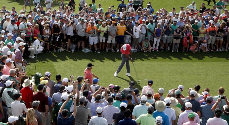 Đẳng cấp Tiger Woods tại Masters 2018: Chỉ tập dượt cũng được khán giả vây kín
