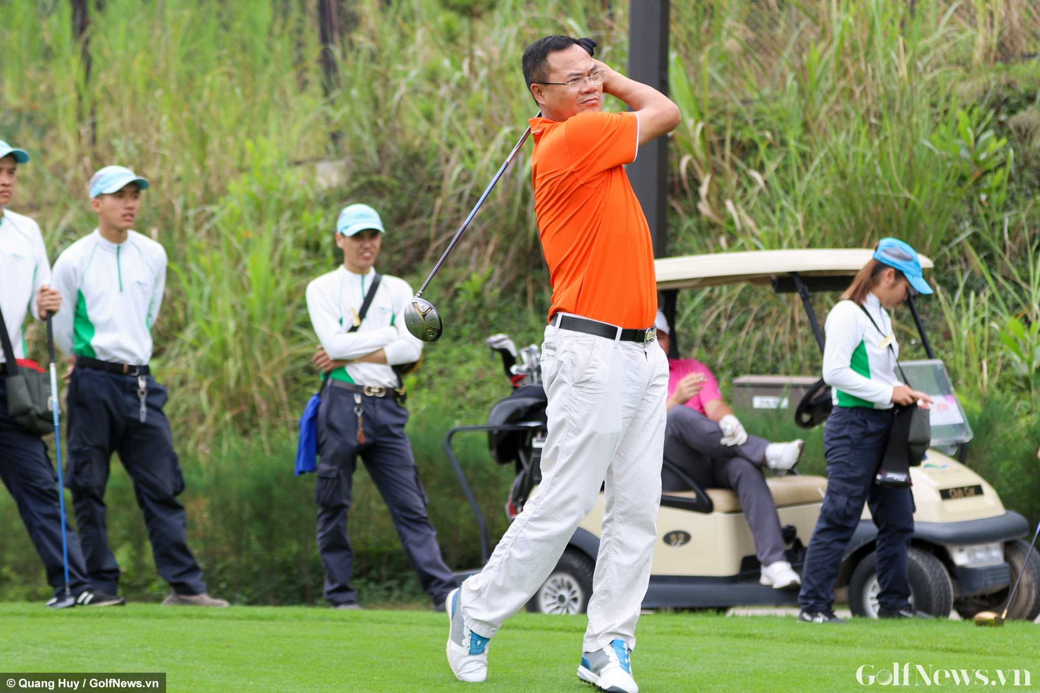 Các golfer luyện tập hăng say trước ngày diễn ra giải Trung - Cao niên
