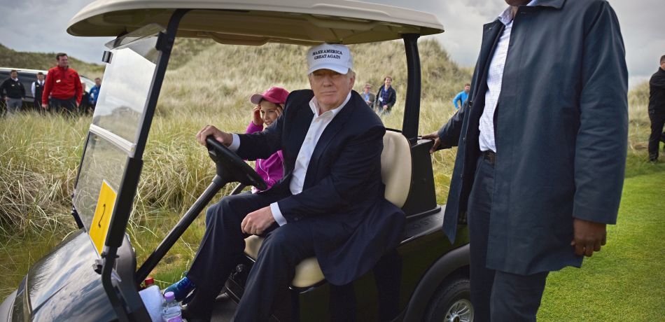 Tổng thống Donald Trump chơi golf vào 'Ngày của Mẹ', bỏ mặc vợ không quan tâm?