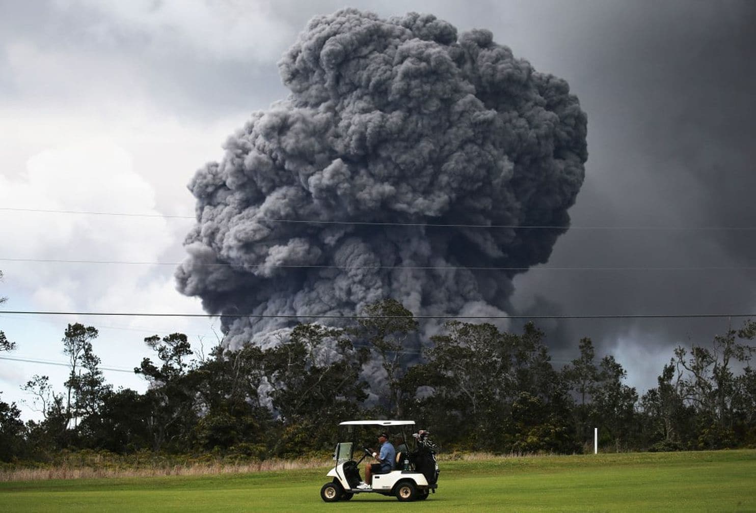 Golfer mạo hiểm chơi golf khi núi lửa Kilauea đang phun trào