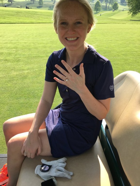 Ghi HIO golfer nữ được bạn trai cầu hôn
