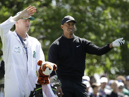 Phải trả 50.000 USD để được làm caddie cho Tiger Woods?