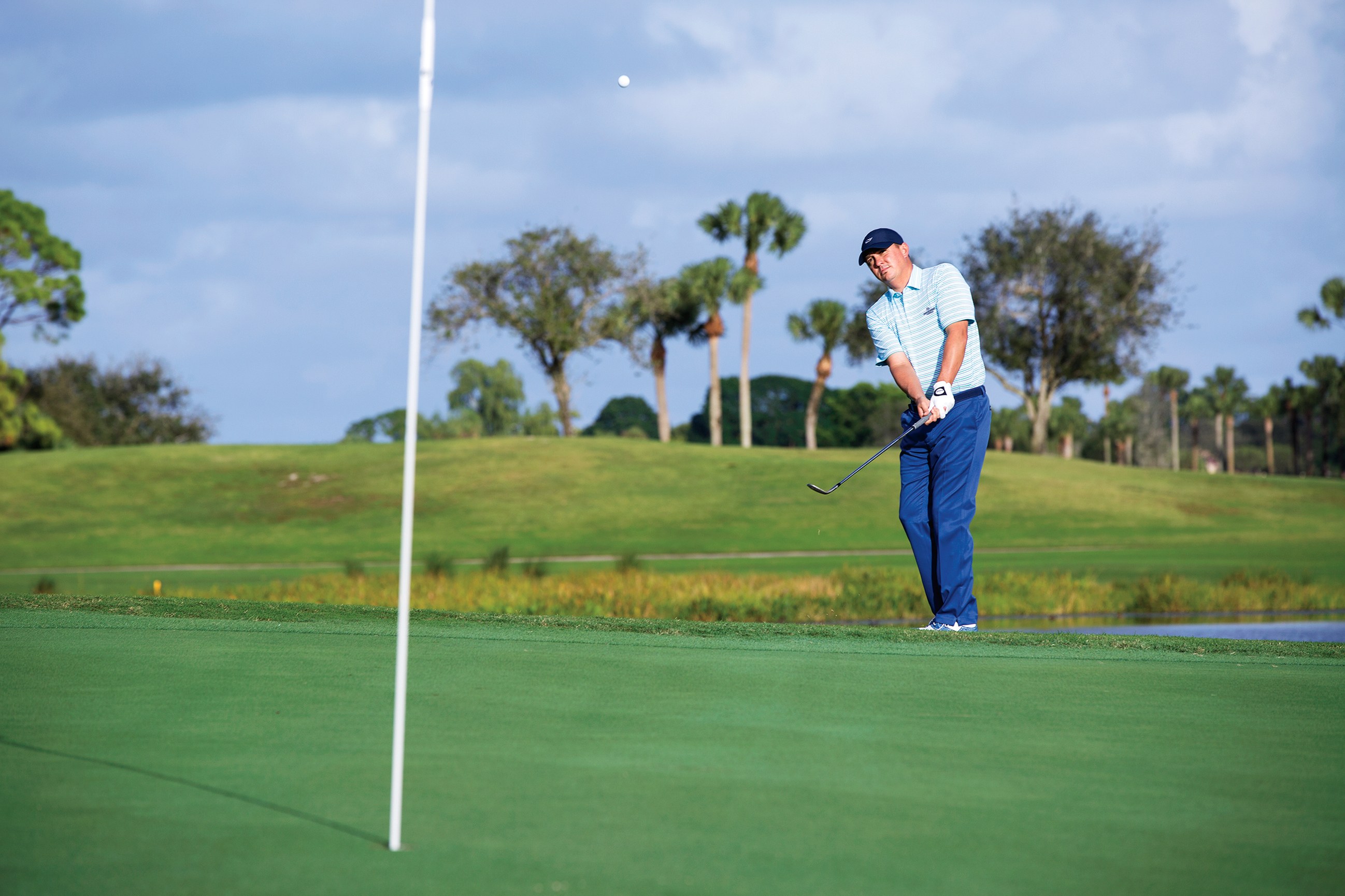 Khi nào cần giữ nguyên cờ trong hố golf?