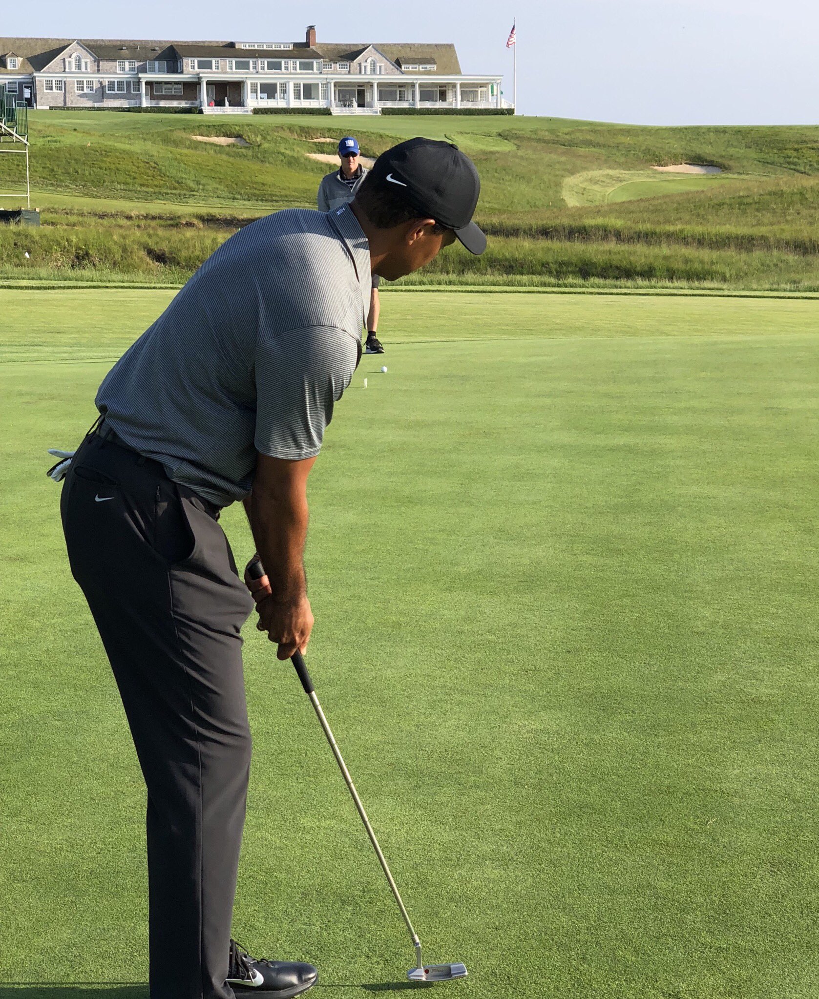 Tiger Woods bất ngờ viếng thăm nơi tổ chức U.S Open