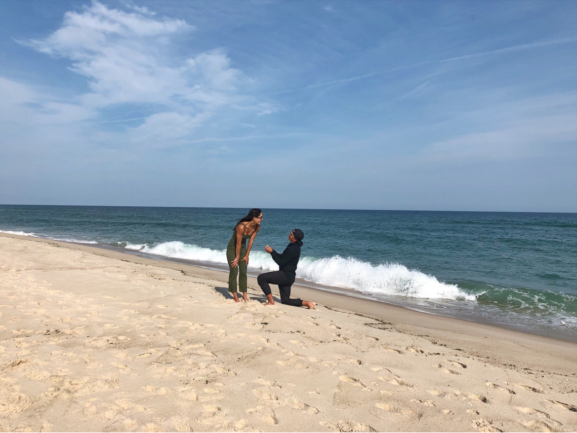 Rickie Fowler bất ngờ cầu hôn bạn gái trên bãi biển