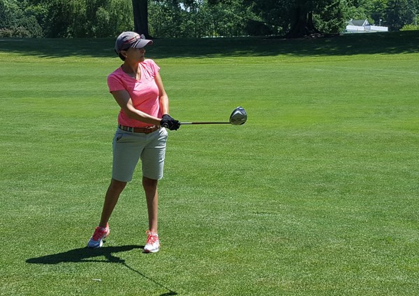 Nữ golfer 53 tuổi chơi 101 hố liên tiếp trong 13 tiếng