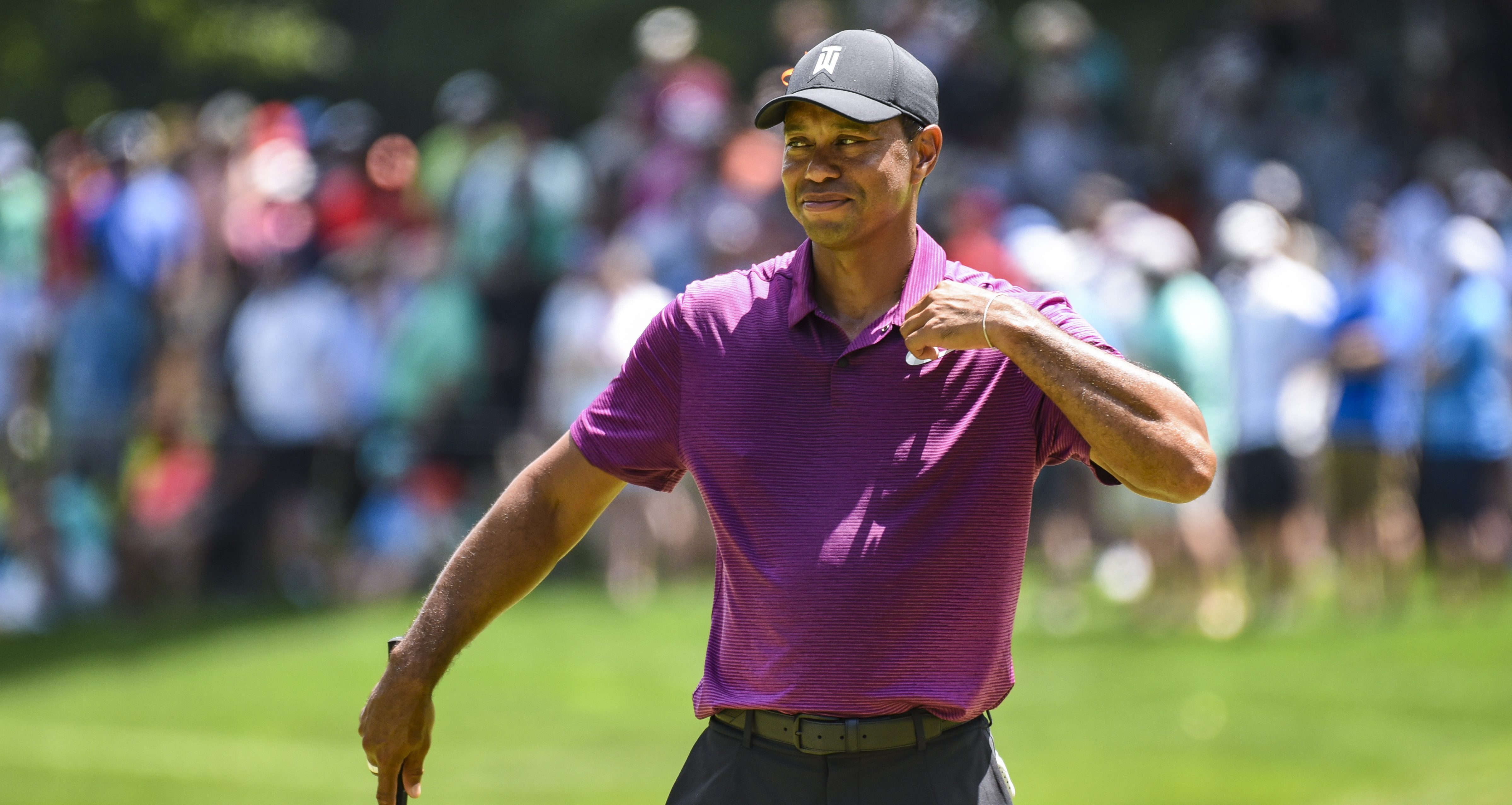 Quicken Loans National ngày thứ 2: Tiger Woods gây ấn tượng mạnh trong ngày 3 golfer cùng dẫn đầu