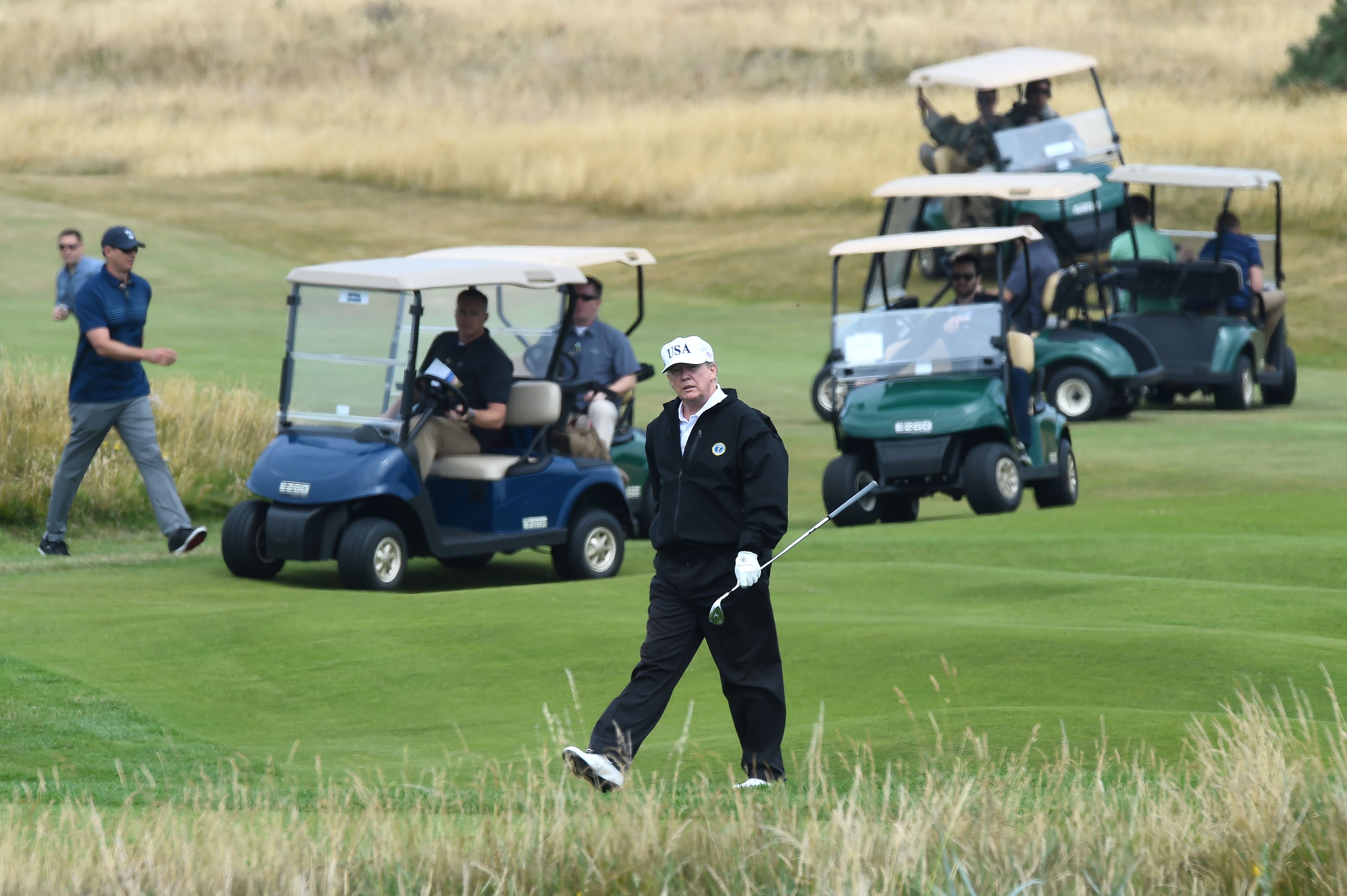 Tổng thống Donald Trump gây tranh cãi khi chơi golf ở Scotland bằng tiền của chính phủ Mỹ