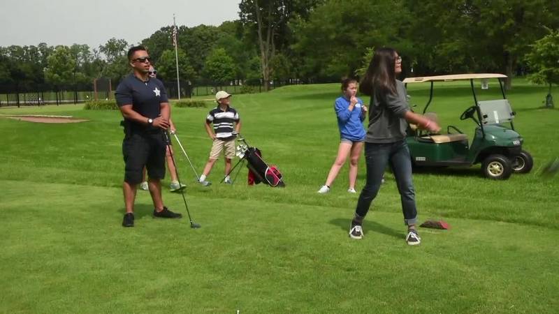 Hai cảnh sát phát hiện đối tượng bị truy nã trong khi đi đánh golf