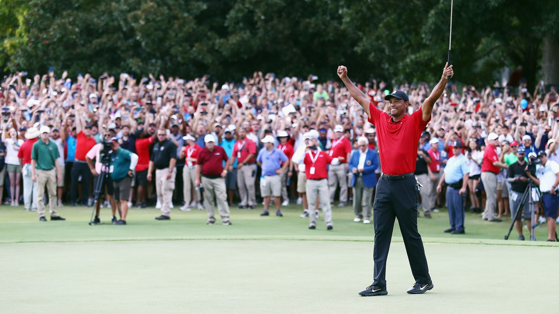 Tiger Woods vô địch Tour Championship 2018, danh hiệu đầu tiên sau 5 năm