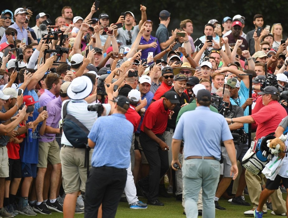 Bức ảnh 'biển người' theo chân Tiger Woods đang gây sốt toàn thế giới