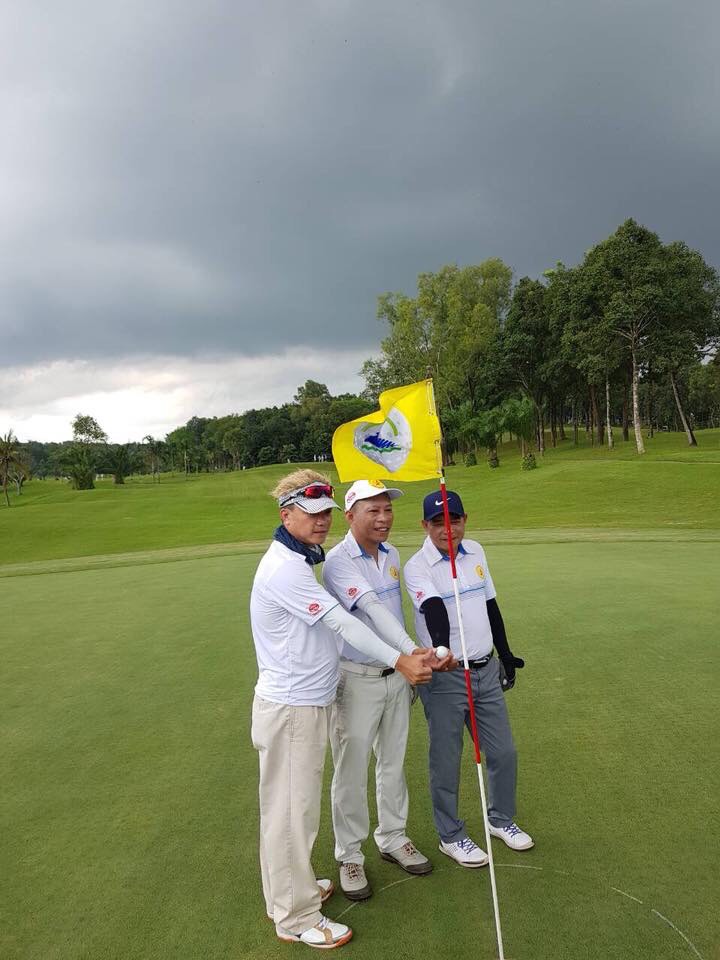 Golfer Trần Văn Tuyên giành được xe BMW 320i bằng cú HIO ấn tượng tại giải golf Hội Doanh nhân trẻ Đồng Nai Mở rộng