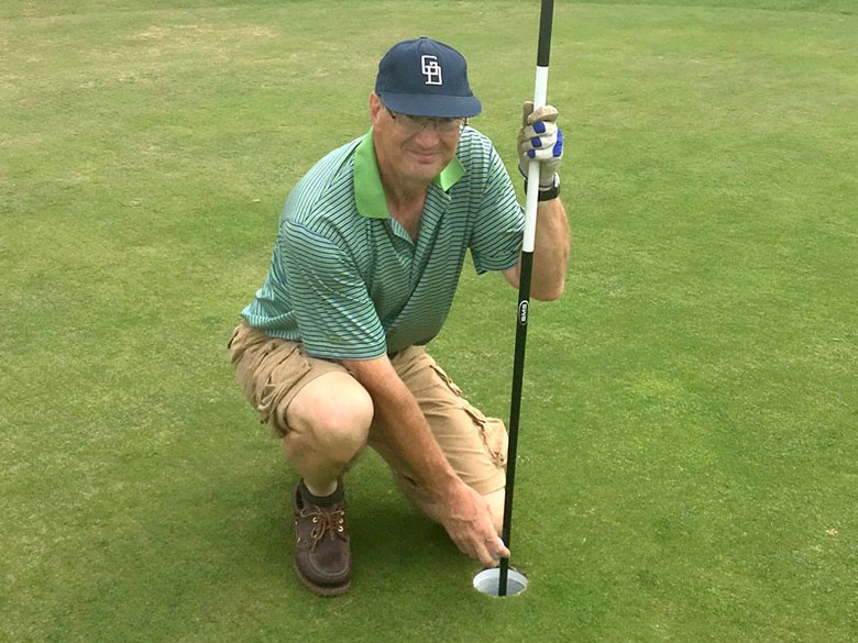 Golfer 62 tuổi ghi điểm HIO bằng gậy putter