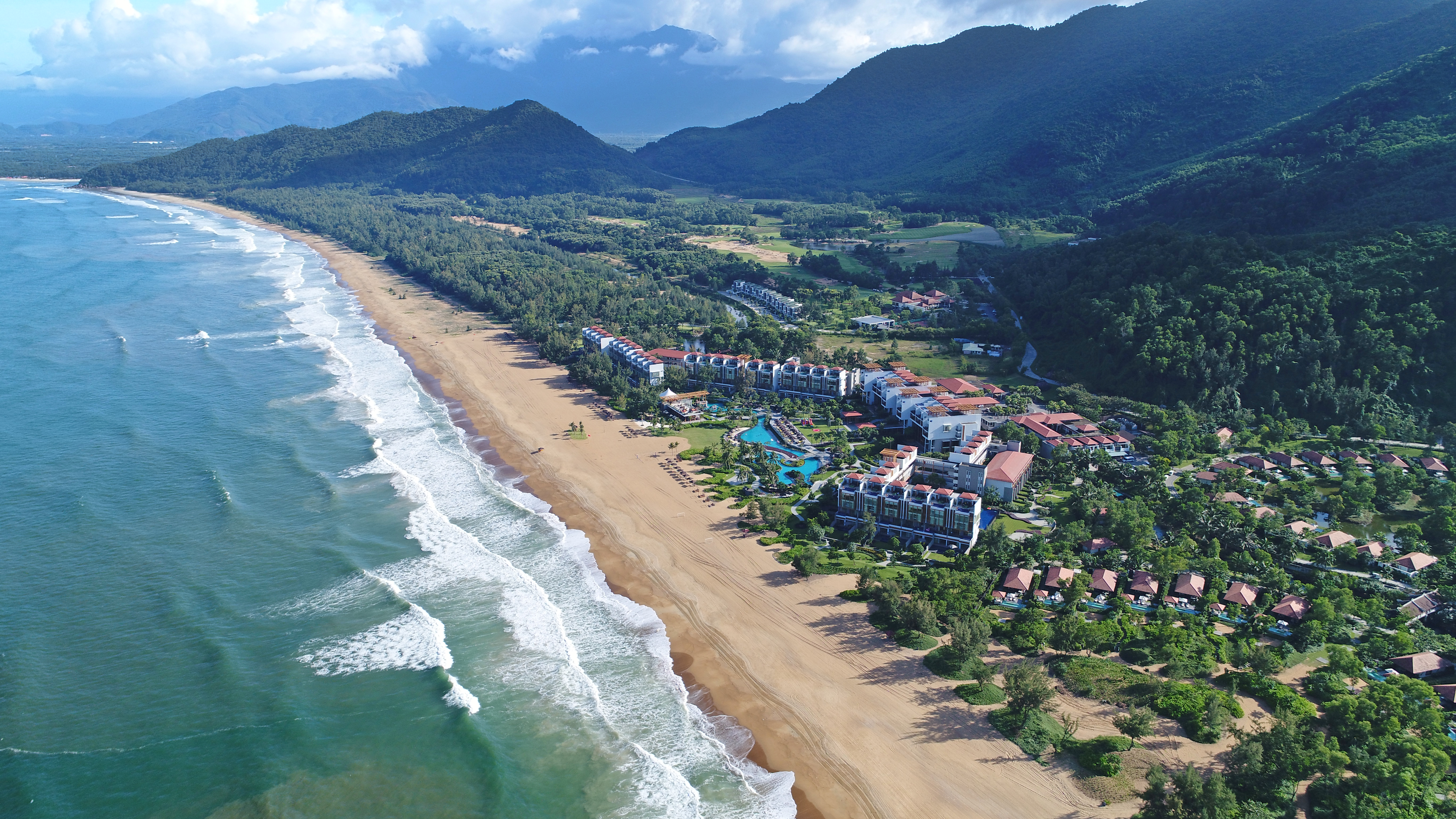 Laguna Lăng Cô được vinh danh là một trong bốn khu nghỉ dưỡng đẳng cấp nhất Việt Nam do Robb Report bình chọn