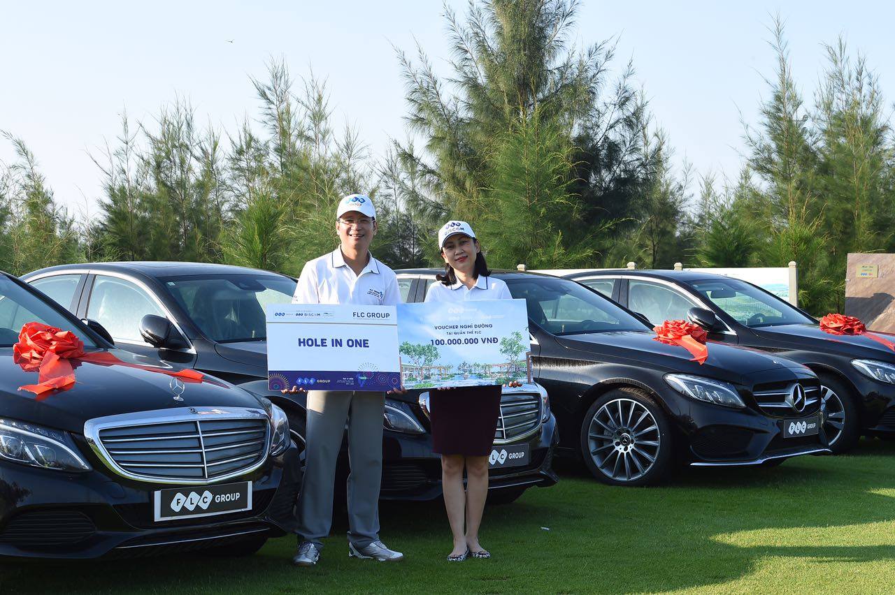 Golfer Nguyễn Anh Tuấn đã xuất sắc giành HIO với những phần quà giá trị tại giải FLC Group 17 ANNIVERSARY GOLF TOURNAMENT