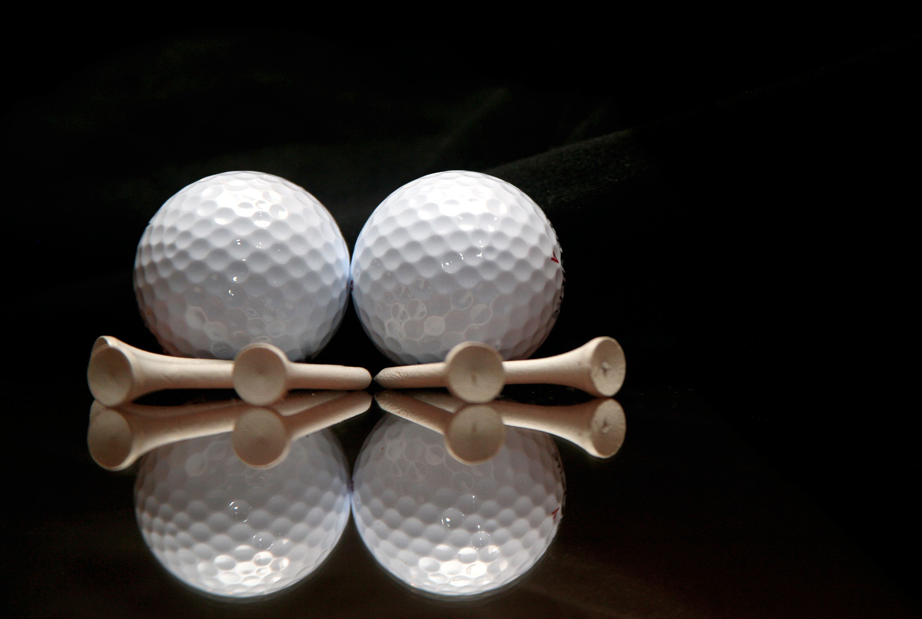 Vì sao quả bóng golf thường có vết lõm trên bề mặt?