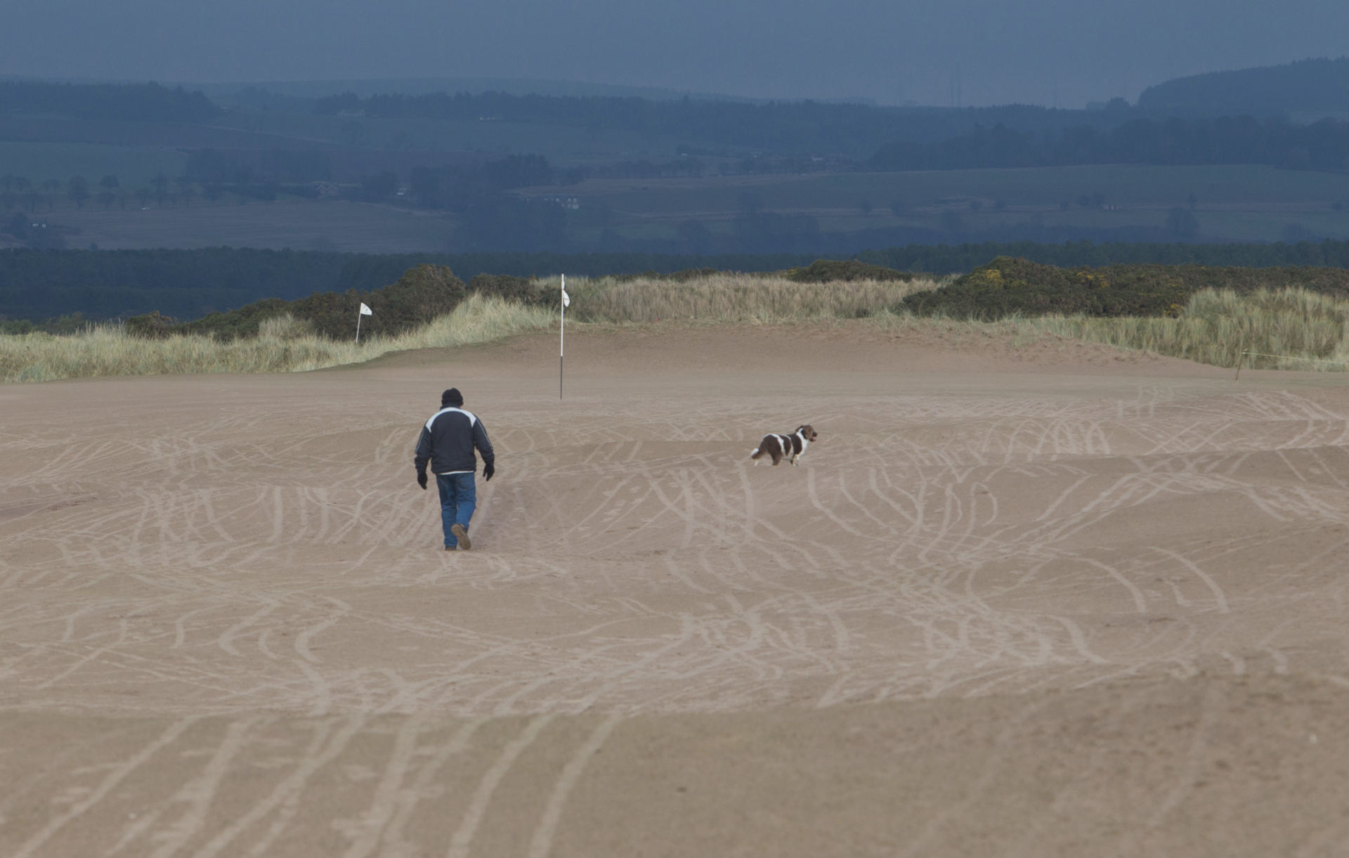 Bão lớn khiến sân golf lâu đời ở Scotland ngập trong cát