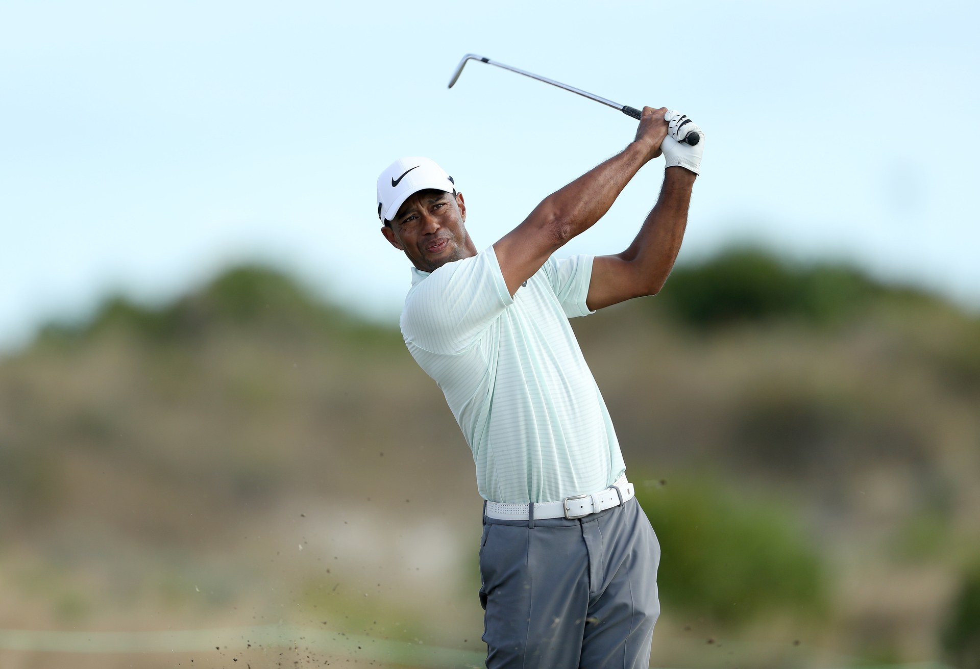 Tiger Woods đánh cặp cùng ‘golfer lạ’ ở vòng đầu Farmers Insurance Open 2019