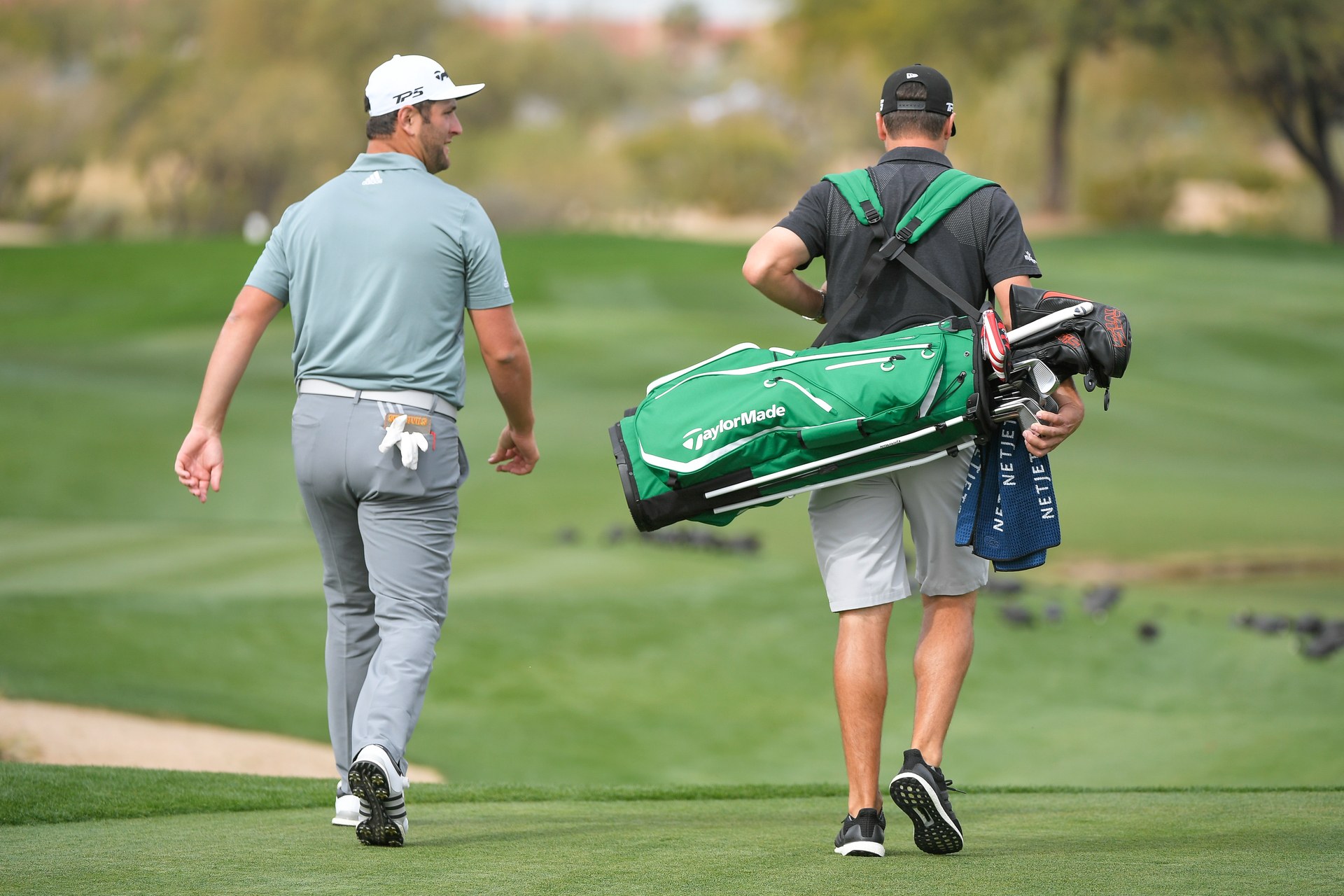 Vì sao các golfer tham dự Phoenix Open chuộng túi đựng gậy golf đứng?