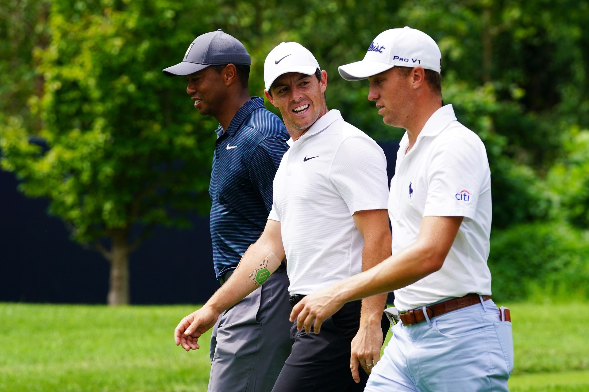 Tiger Woods khởi đầu Genesis Open 2019 cùng 2 golfer giàu kinh nghiệm