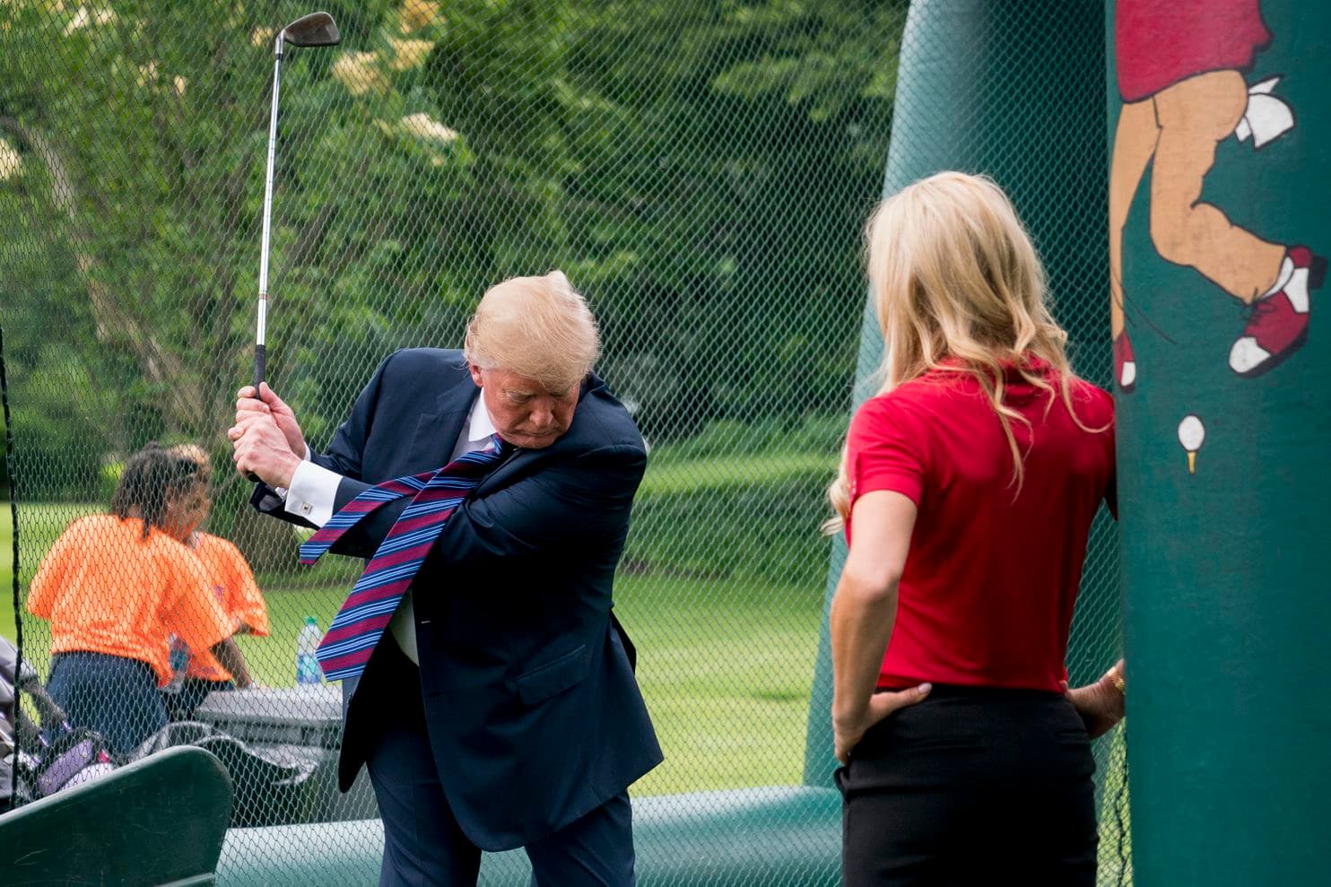 Tổng thống Donald Trump bỏ 50.000 USD để lắp phòng golf simulator mới