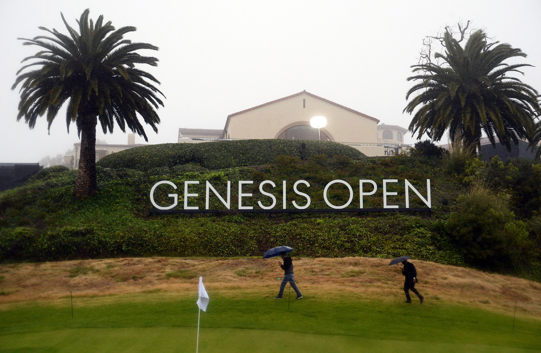 Jordan Spieth dẫn đầu Genesis Open 2019 trong ngày mở màn nhiều bất trắc