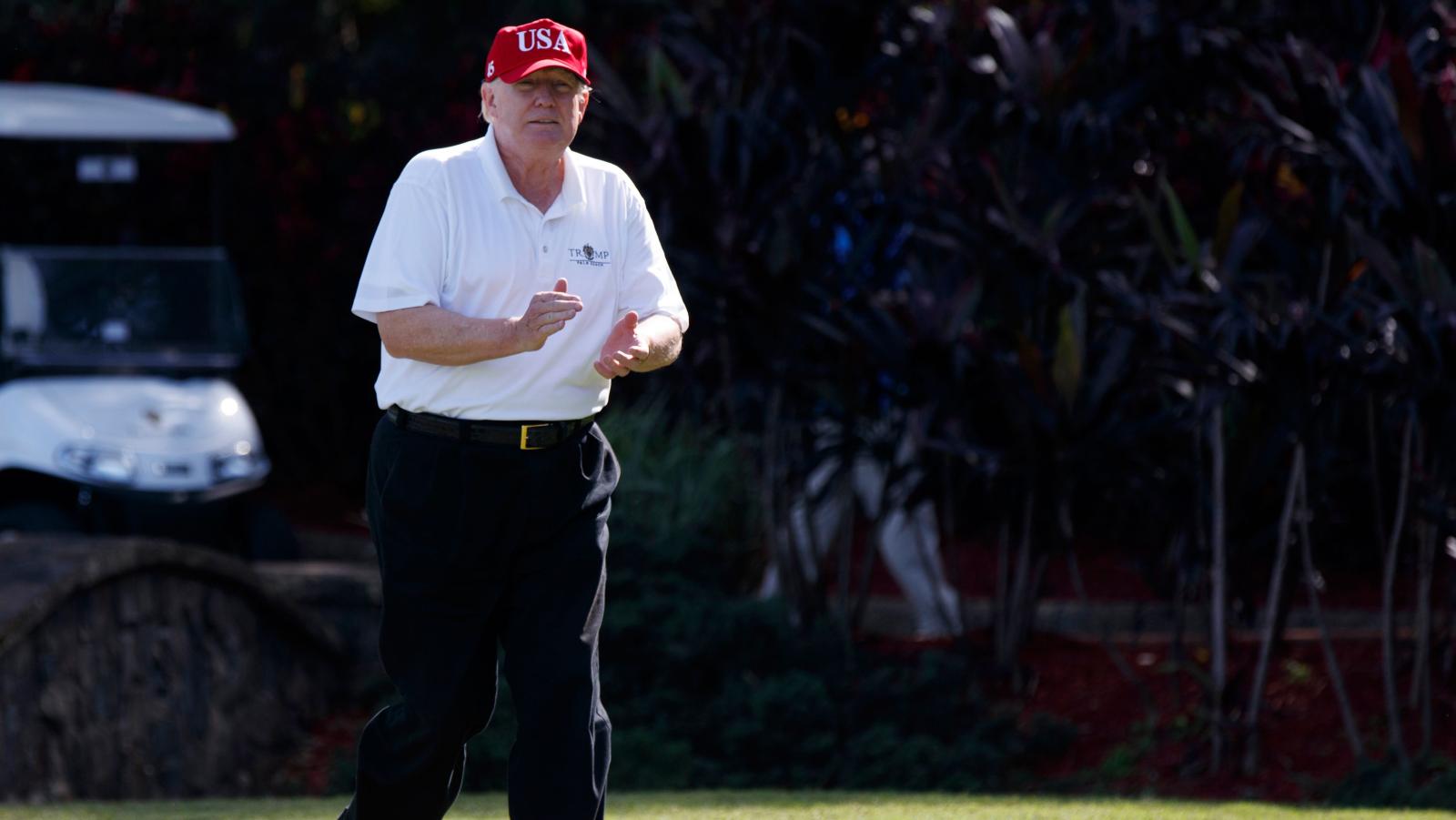 Vừa thông báo tình trạng khẩn cấp Quốc gia, Donald Trump đã thảnh thơi tại sân golf riêng?