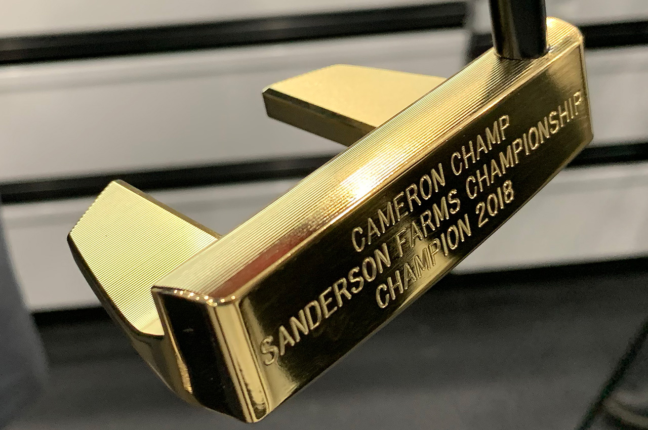Cameron Champ được Ping tặng gậy dát vàng nhờ chiến tích đầu mùa