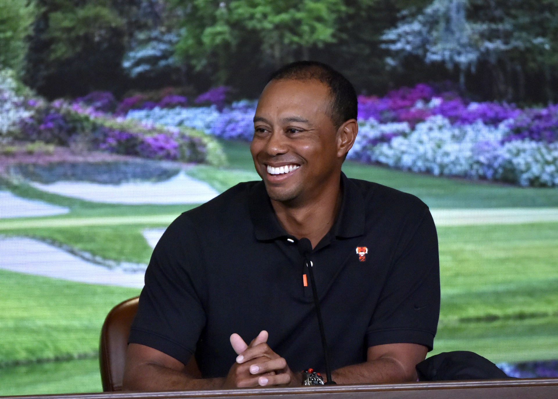 Tiger Woods gây sốt tại Masters 2019 với chiếc áo có logo mới