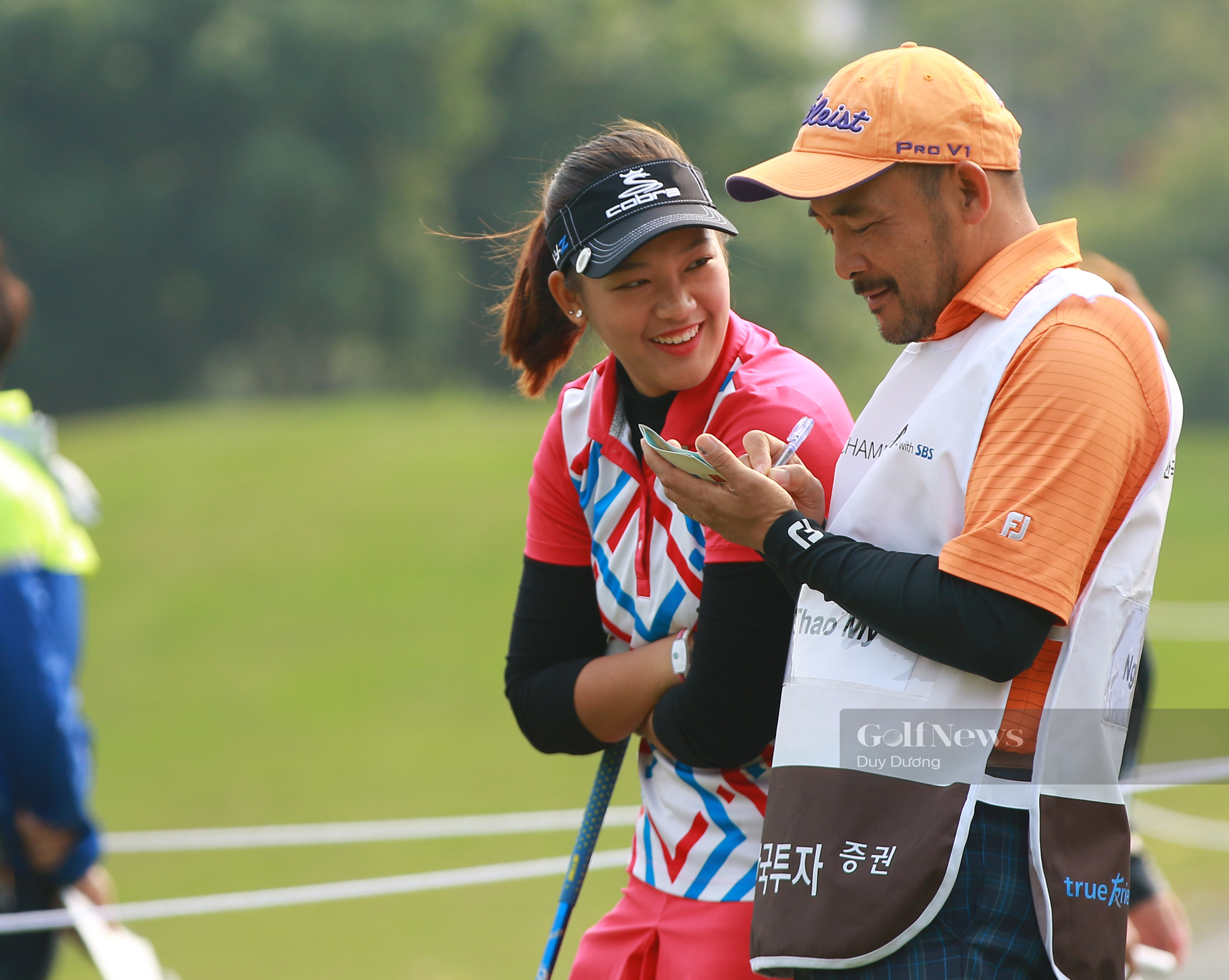 Golfer Nguyễn Huy Tiến làm caddie cho Thảo My tại WAAP 2019