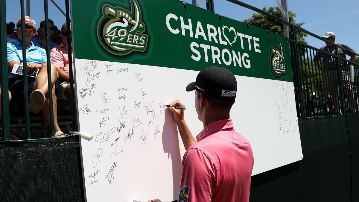 Các golfer tưởng niệm những nạn nhân thiệt mạng trong vụ xả súng tại thành phố Charlotte