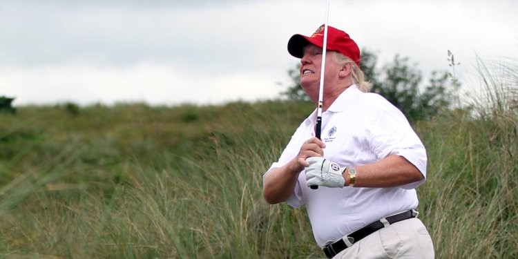 Donald Trump gian lận để giành chiến thắng tại sân golf của mình