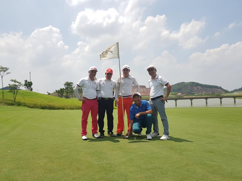 Golfer Trần Đình Vinh ghi điểm HIO tại buổi outing CLB golf Linh Đàm