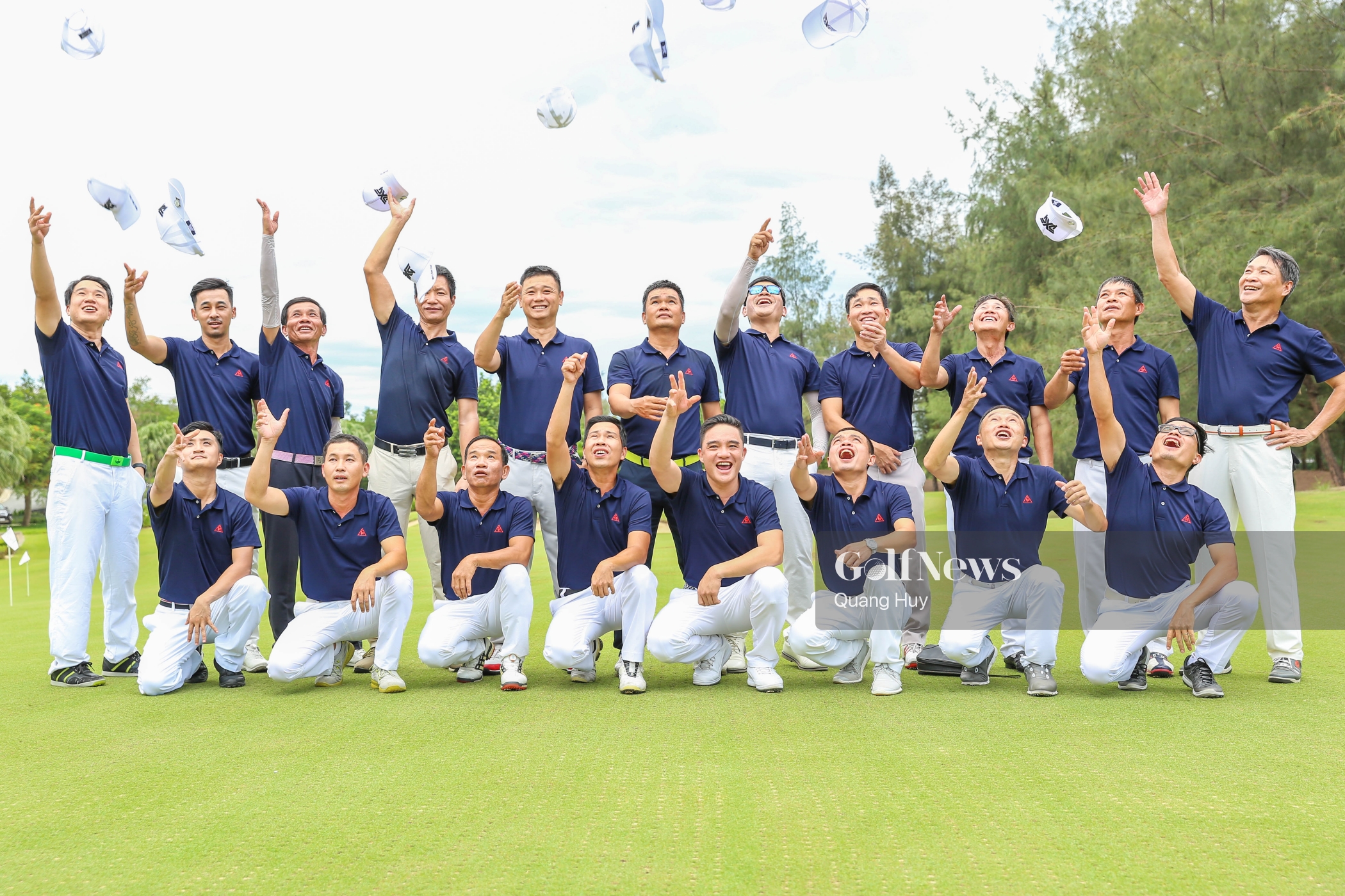 Đội trưởng Trần Bình Quang Huy và các thành viên quyết tâm giữ cup tại giải Cup Đông - Tây lần III