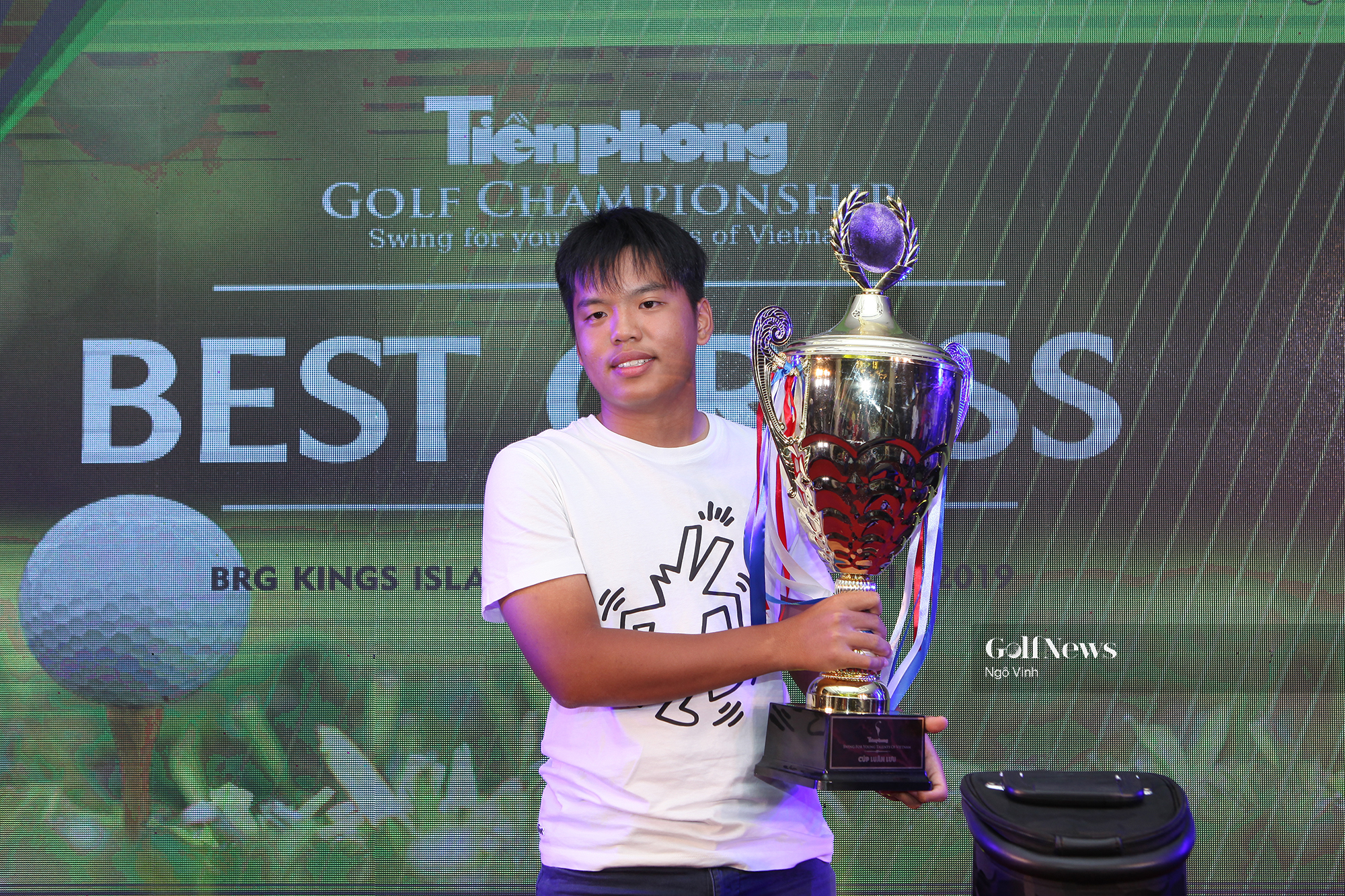 Nguyễn Vũ Quốc Anh giành cúp vô địch Tiền Phong Golf Championship 2019