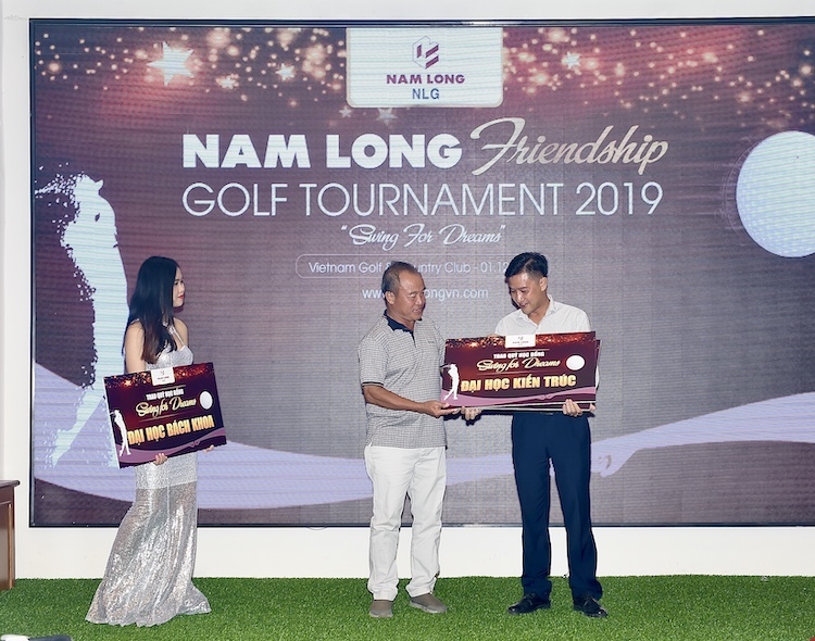 Giải golf Nam Long trao tặng 300 triệu đồng cho quỹ khuyến học