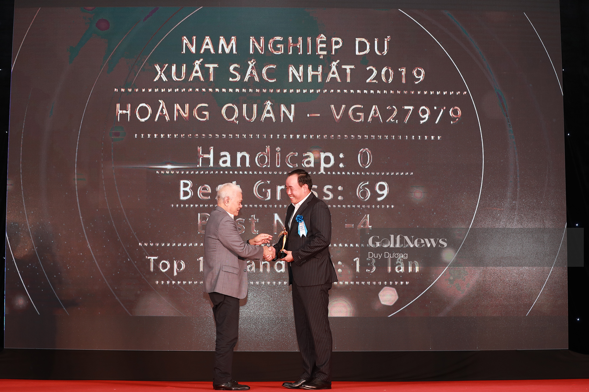 Golfer Hoàng Quân và Nguyễn Thị Vân Anh được vinh danh tại Vhandicap Award Gala 2019.